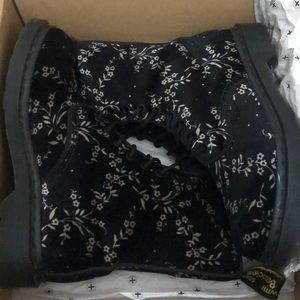 avery BLACK velvet blossom dr.martens